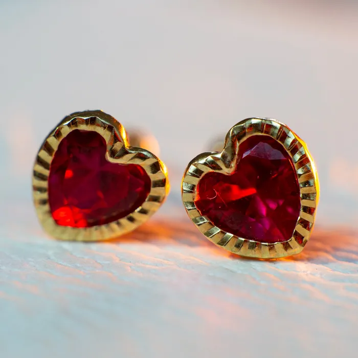 Earrings Aretes de Oro Biselado 18K Corazn Moissanita Gold Shield