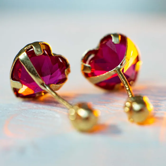 Earrings Aretes de Oro Biselado 18K Corazn Moissanita Gold Shield