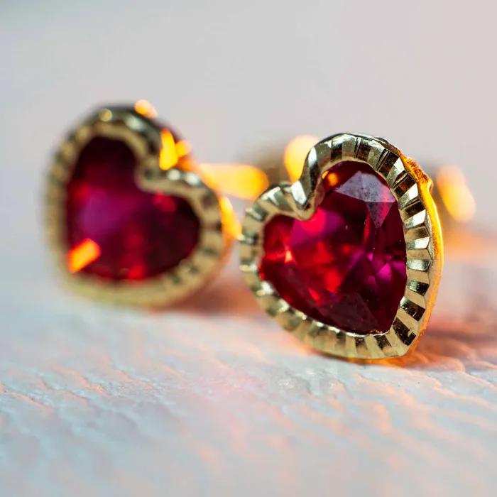 Earrings Aretes de Oro Biselado 18K Corazn Moissanita Gold Shield