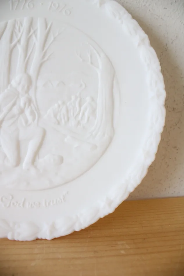 Fenton Necklaces Fenton USA Bicentennial Project Of The General Federation Of Womens Clubs Colonial Milk Glass White Life Liberty And The Pursuit Of Happiness Decorative Plate