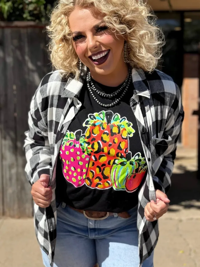 TEXAS TRUE THREADS Rings THE NEON PUMPKINS TEE BLACK