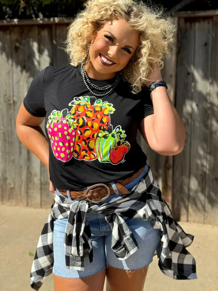 TEXAS TRUE THREADS Rings THE NEON PUMPKINS TEE BLACK