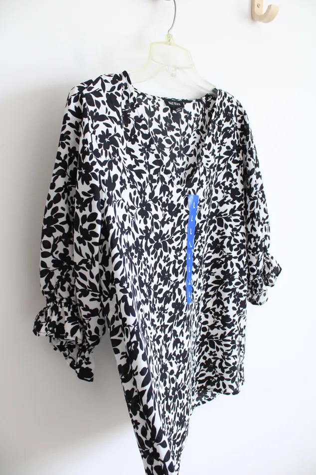 Well Worn Rings NEW Well Worn Black White Floral VNeck Top L