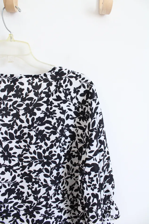 Well Worn Rings NEW Well Worn Black White Floral VNeck Top L